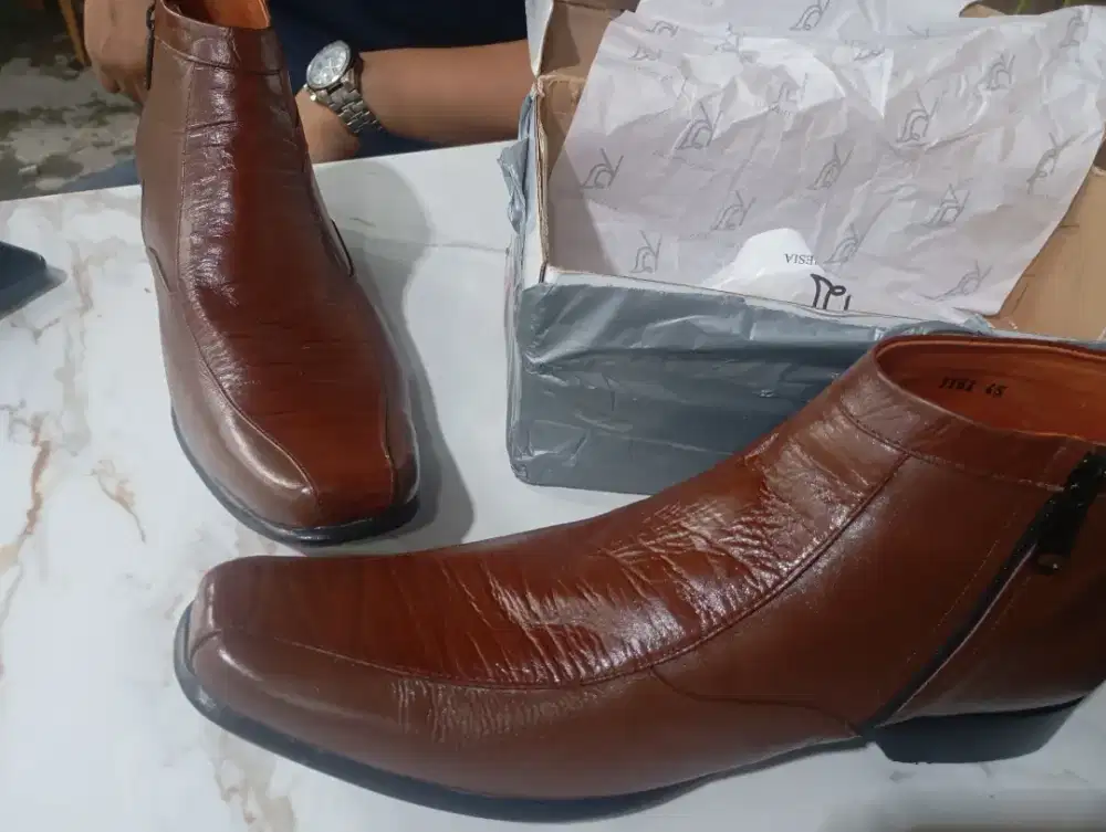 Sepatu kulit pria