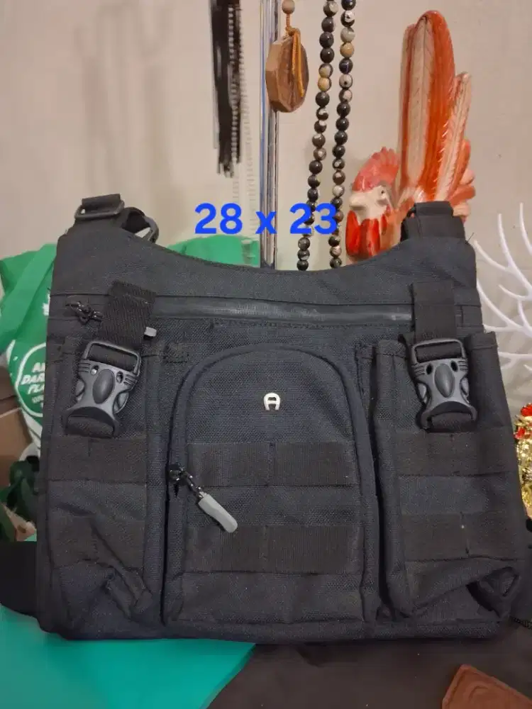 Tas chest bags branded 
Aignern uk 28 x 23 
Limited edition
Barang ter