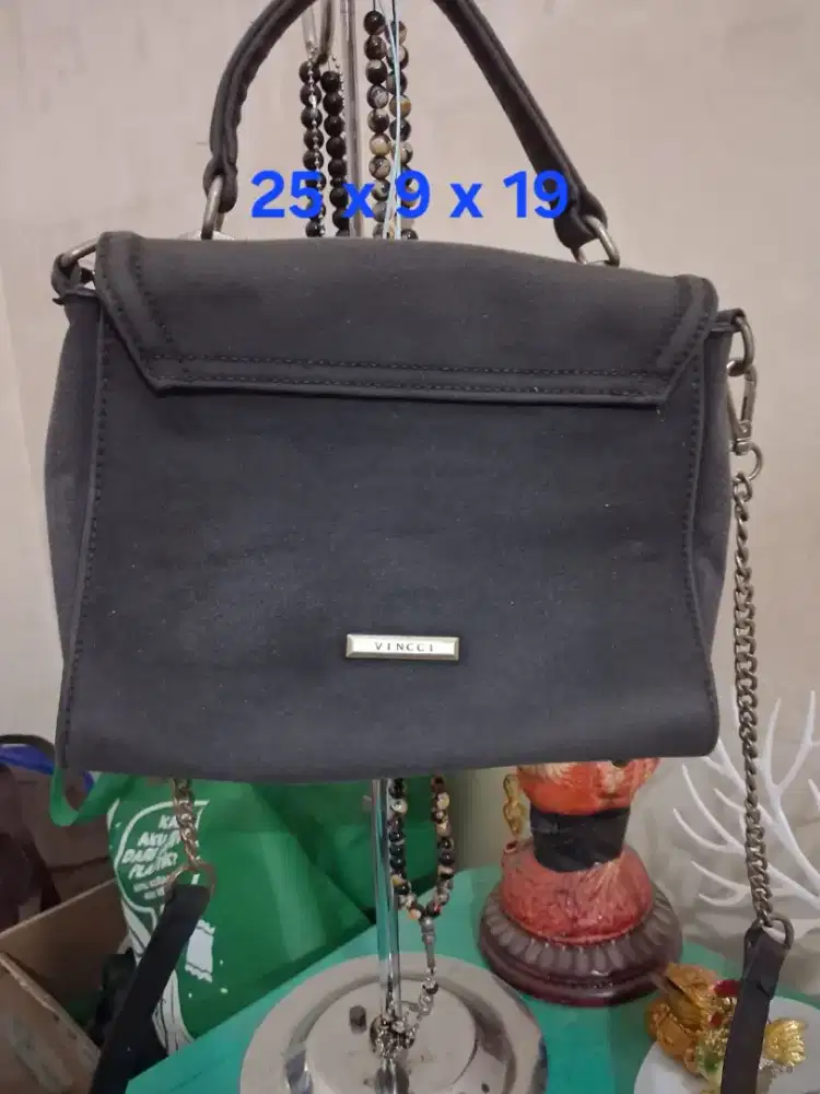Tas selempang branded 
Vinci uk 25 x 9 x 19 
Limited edition 
Barang t
