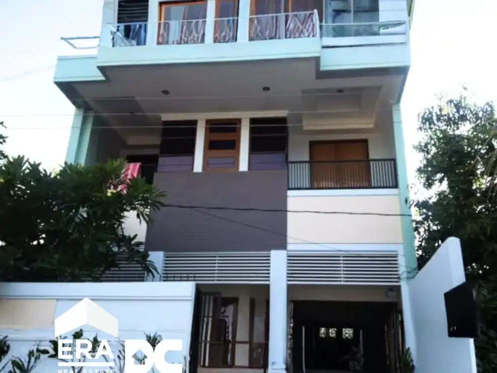 JUAL Rumah 3 Lantai Hanya 1 menit ke Jl Dr Cipto di Halmahera Semarang