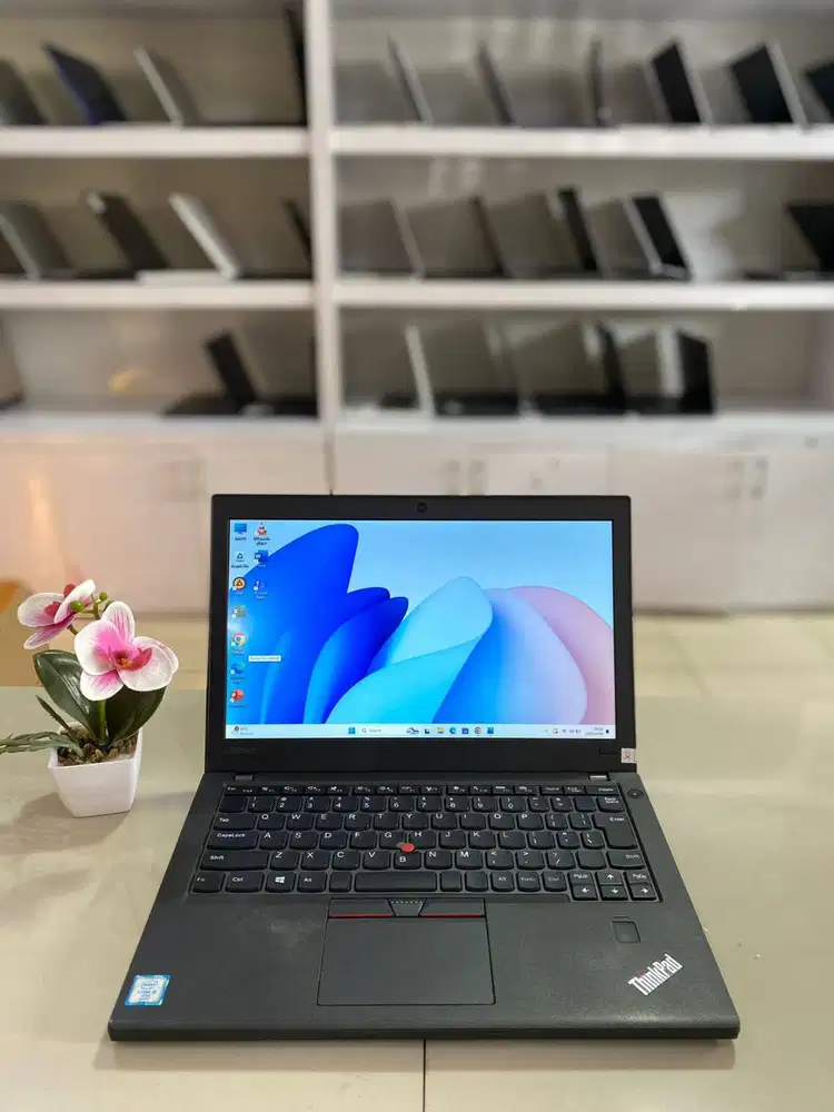 LENOVO THINKPAD X270 	INTEL CORE I5-6300U RAM 8 GB SSD 256 GB