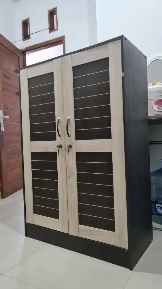 Lemari pakaian 2 pintu