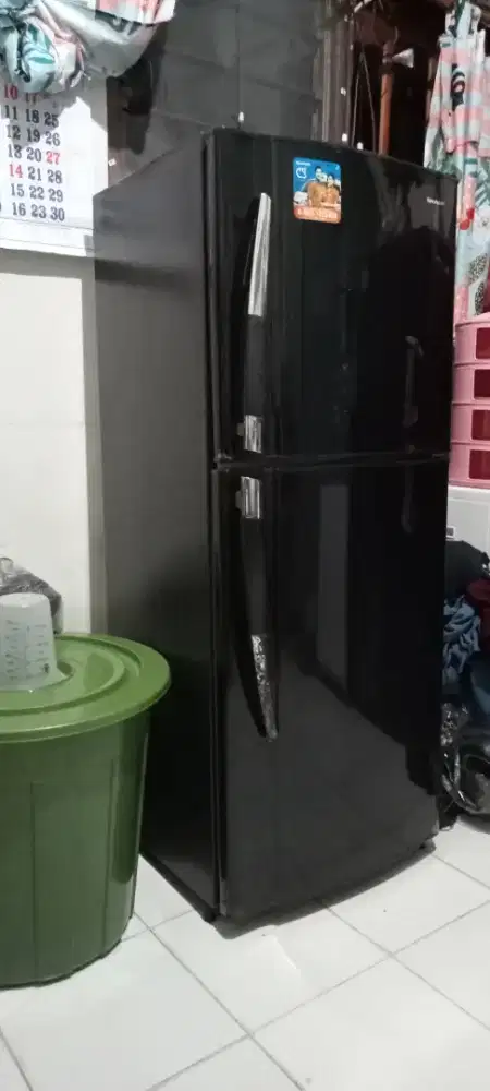 Jual kulkas 2 pintu sharp bagus dingin hrg 1,2jt