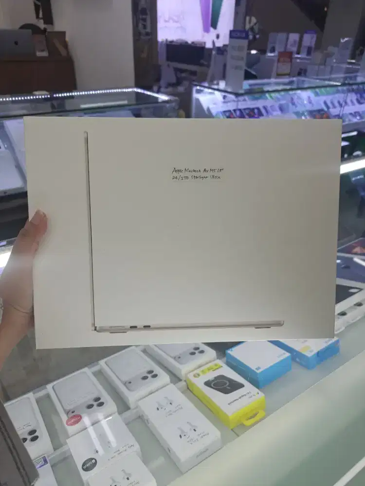 Macbook Air M5 13 Inch 24/1TB SSD Starlight Segel Garansi IBOX