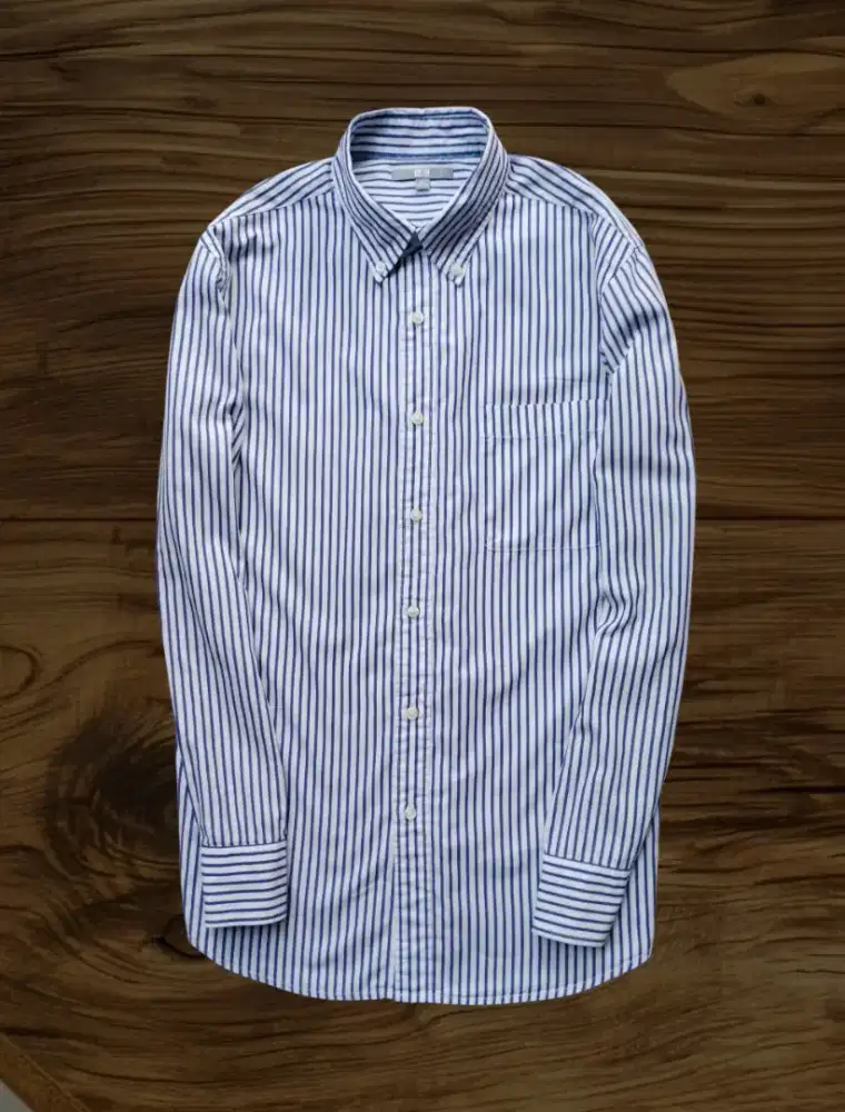 KEMEJA PANJANG UNIQLO PUTIH BIRU NAVY, SIZE :M(LD102 - 104,P71)SLIMFIT