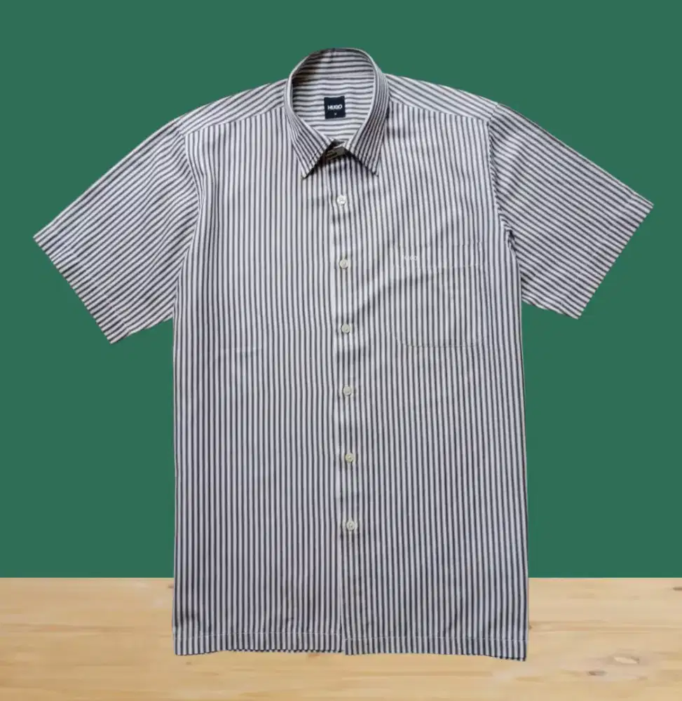 KEMEJA PENDEK HUGO SALUR PUTIH HITAM, SIZE : M TO L(LD110-112,P74)