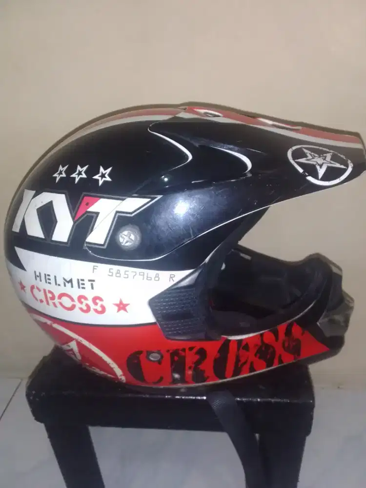 Helm cross merk kyt