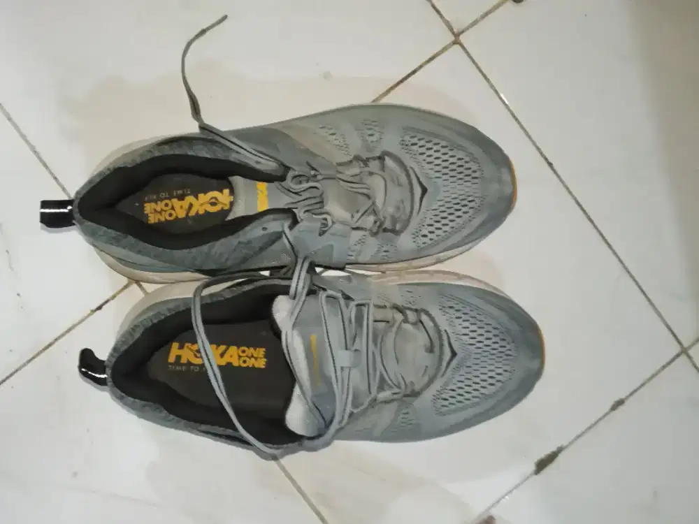 sepatu olahraga HOKA