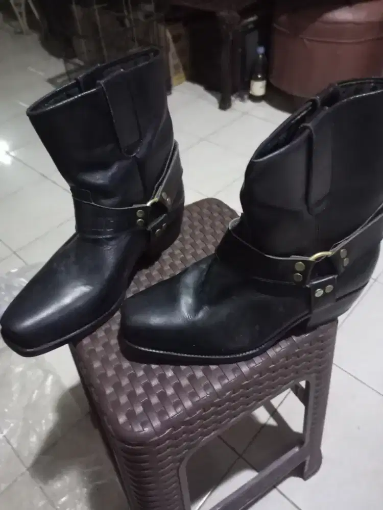 Sepatu jungle atau rider