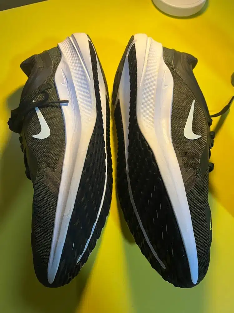 Jual sepatu karena jarang di pakai SEPATU RUNNING EST 1972