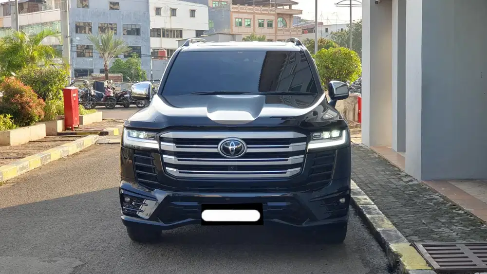 Km27rb toyota land cruiser lc300 vxr 4x4 tss 2023 hitam pajak panjang