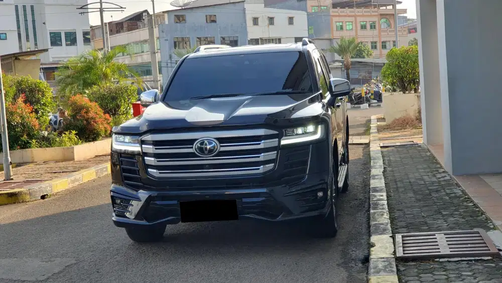 Km27rb toyota land cruiser lc300 vxr 4x4 tss 2023 hitam pajak panjang