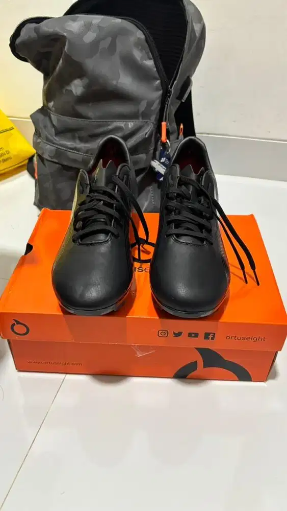 Sepatu Bola OrtusEight Horizon FG Black/Silver