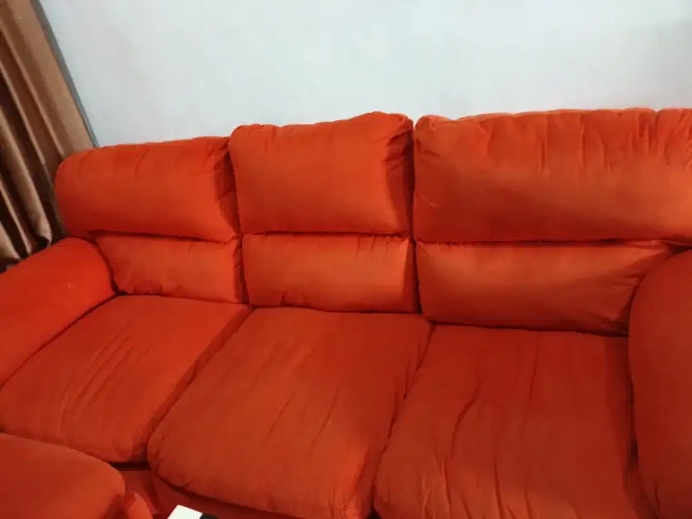 sofa bekas warna oren
