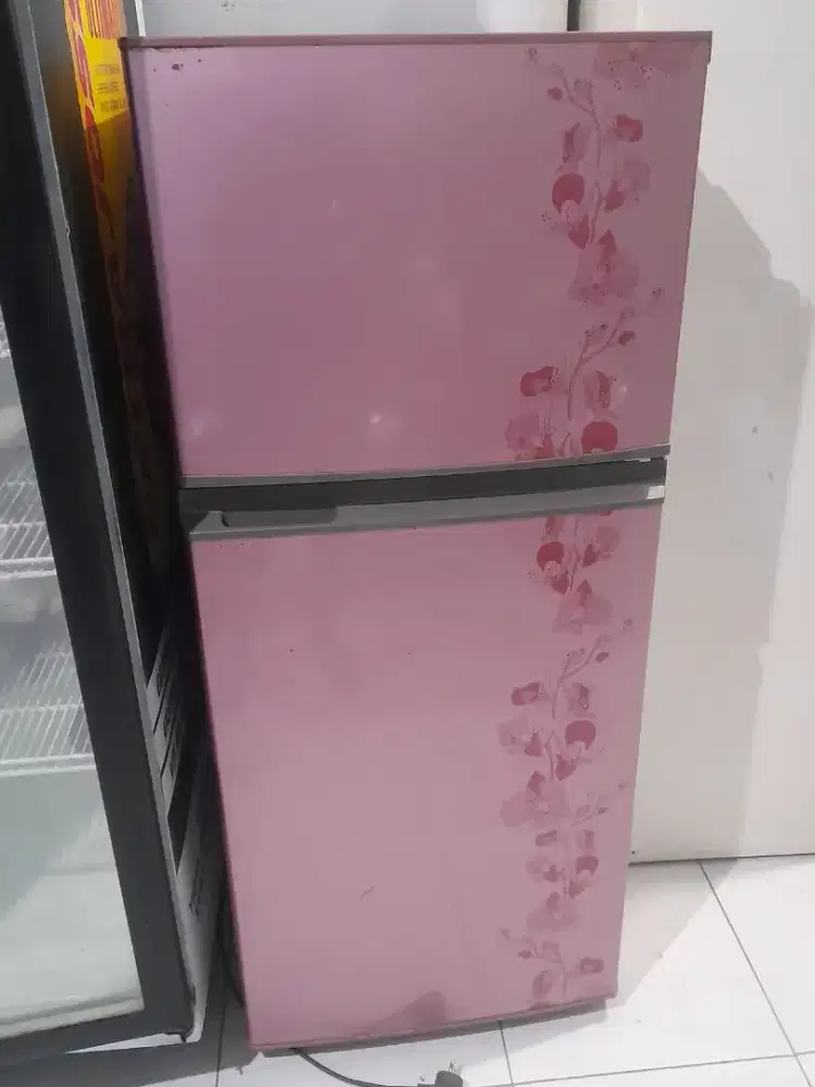Kulkas 2 Pintu Sharp . Agak Kecil