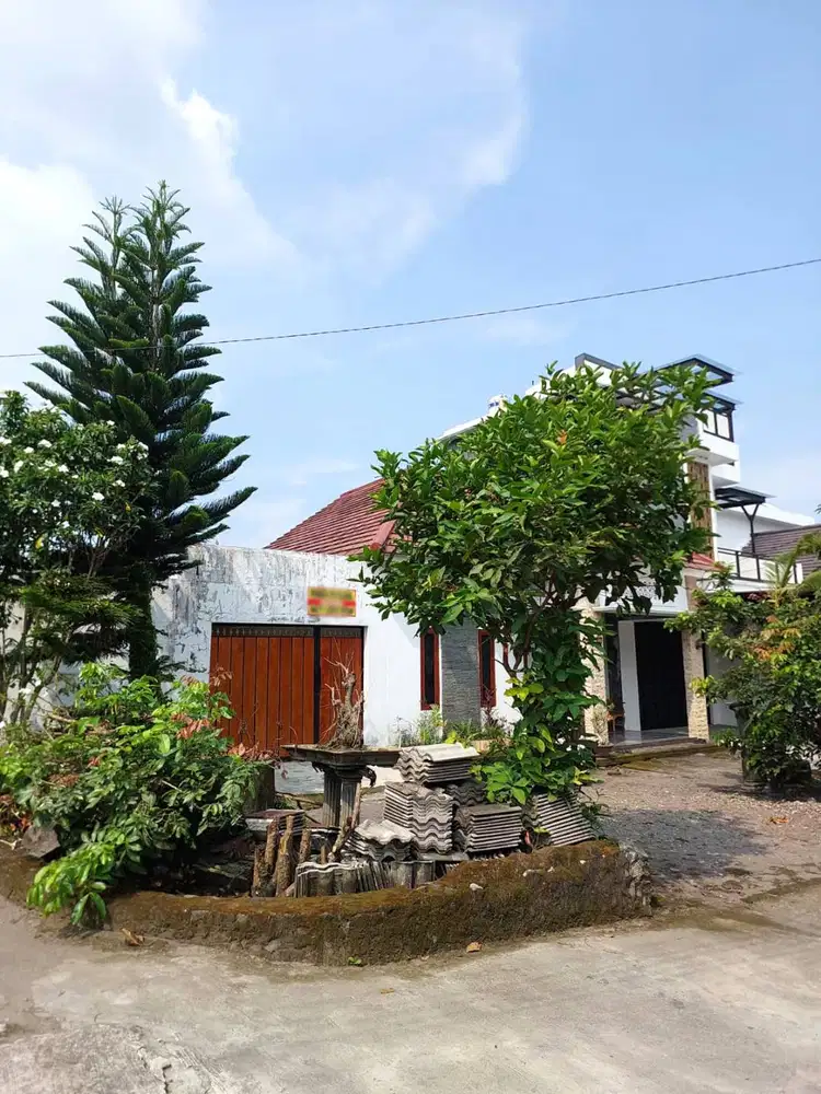 Rumah Halaman Luas di Lingkungan Sejuk Grogolan