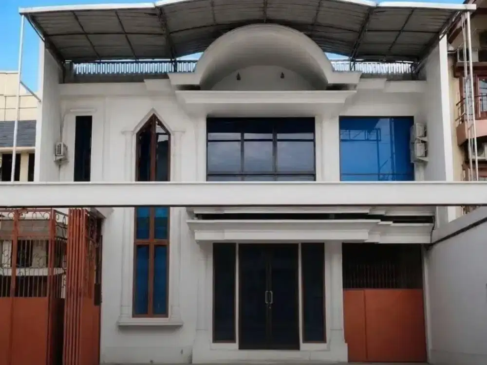 Rumah Jl Biliton STRATEGIS, ISTIMEWA CARPORT 10 MOBIL