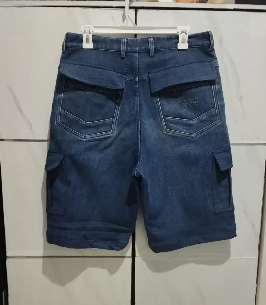 Celana pendek cargo