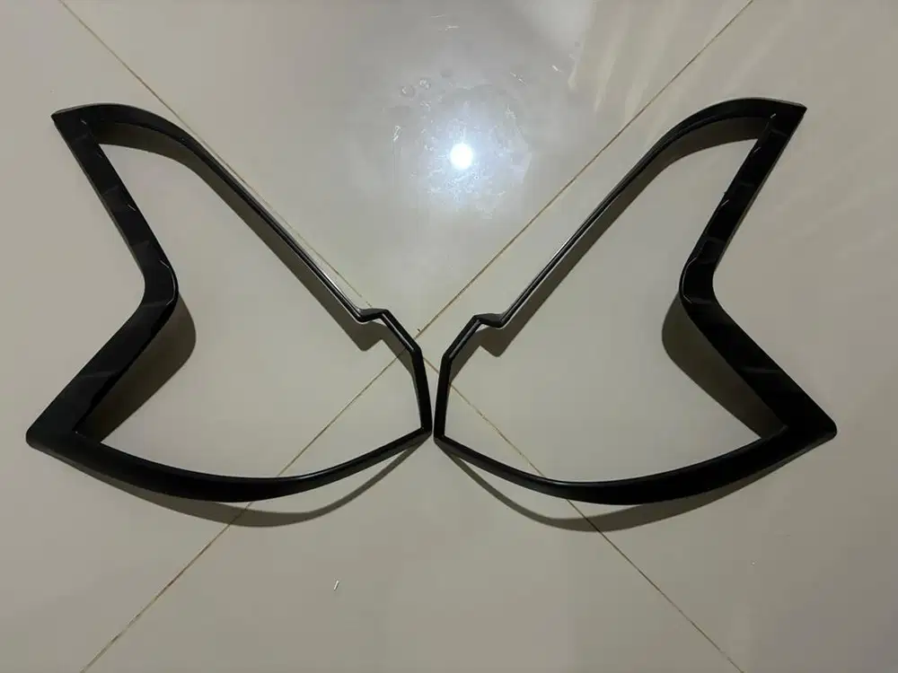 Garnish Lampu Belakang Xpander / Xpander Cross 2022 Keatas, Hitam