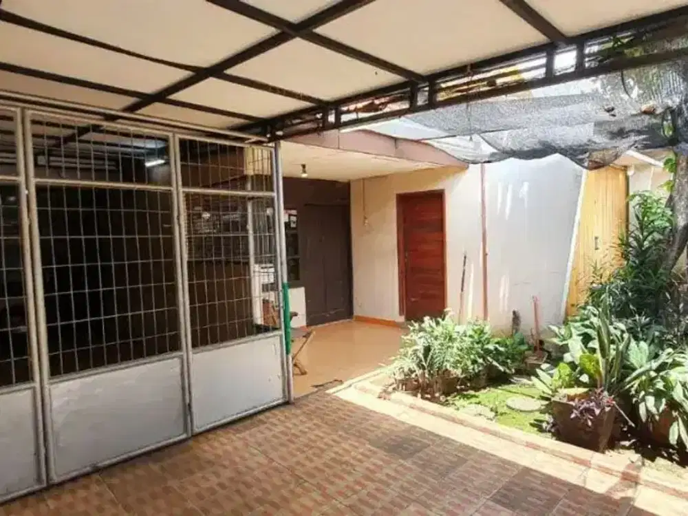 Rumah Tua Deket Jalan Raya Lokasi Strategis di Pondok Kelapa