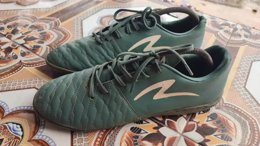 Sepatu second futsal 43