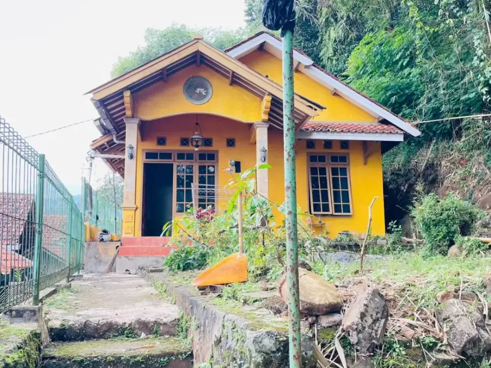 Dijual Murah Rumah 334 m2 Pinggir Jalan Dekat Alun Alun Kota Sumedang