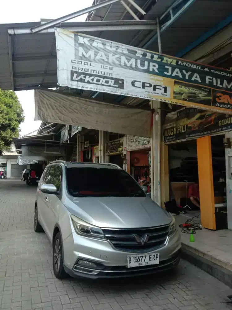 Pemasangan kaca film mobil