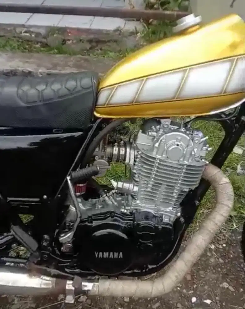 FS Yamaha SR400