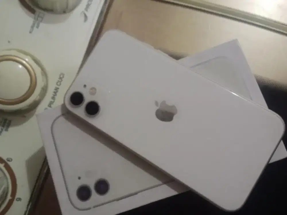 jual iphone 11 64 gb all operator,inter,BH 100 mulus pemakaian cewe