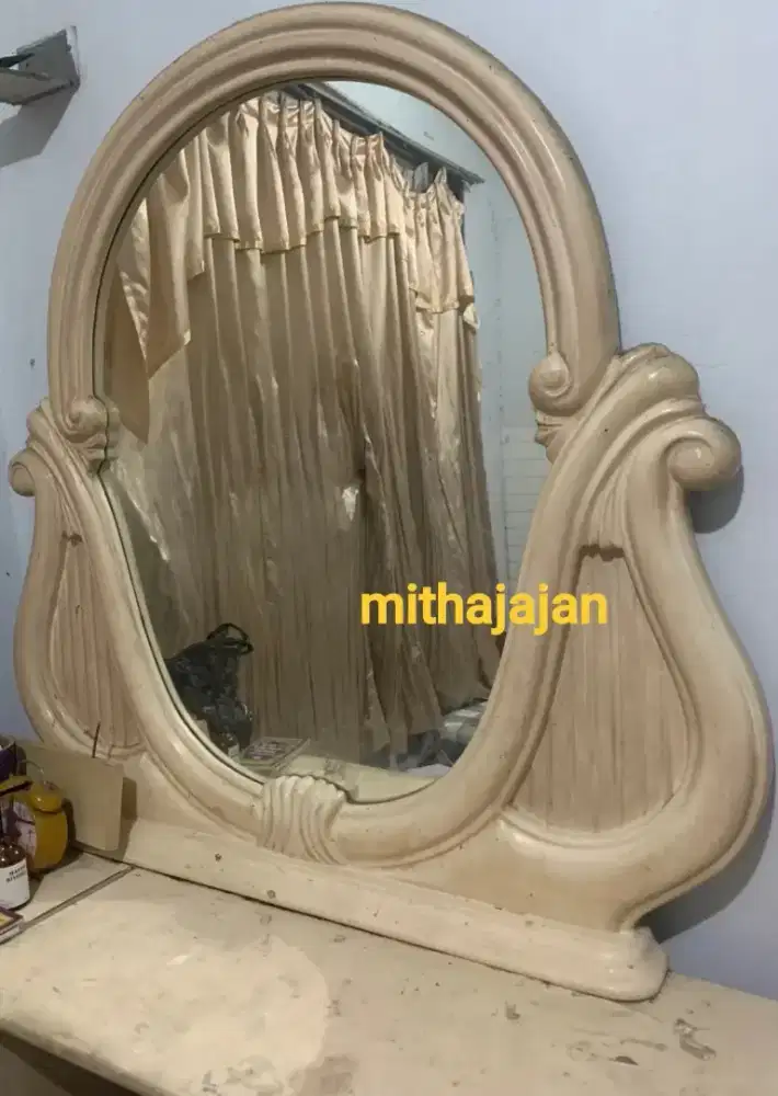 Meja rias cermin besar kayu kokoh kuat lemari rak cantik cream kaca