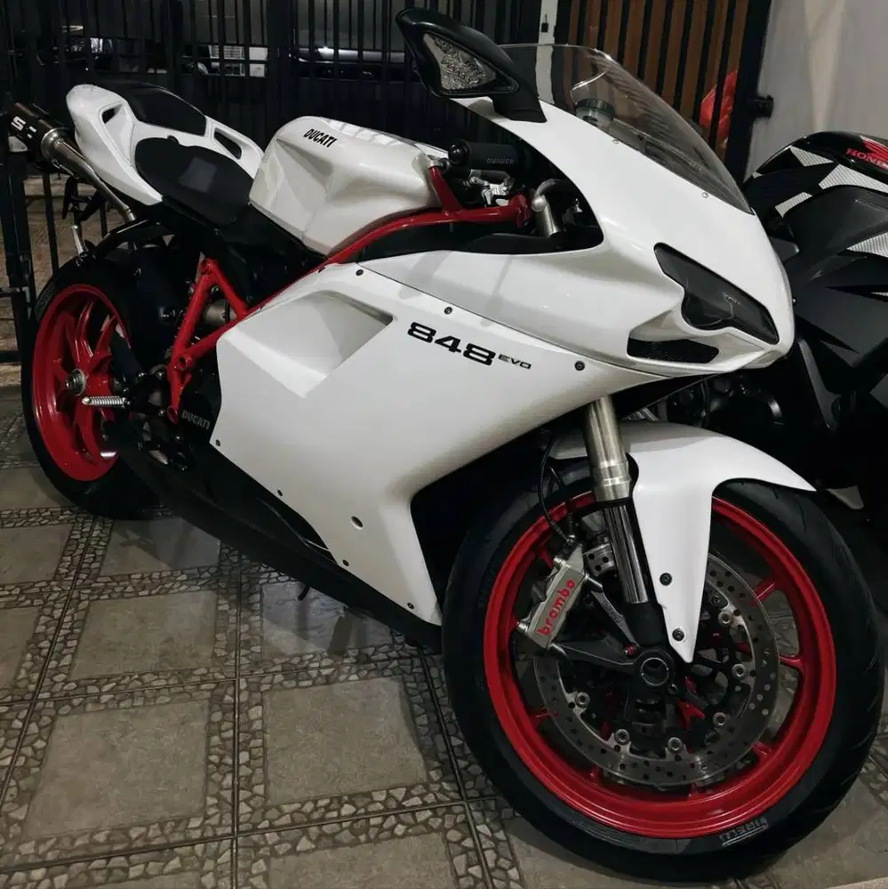 Ducati 848 Evo – Ducati with Special Color! Full Paper!!