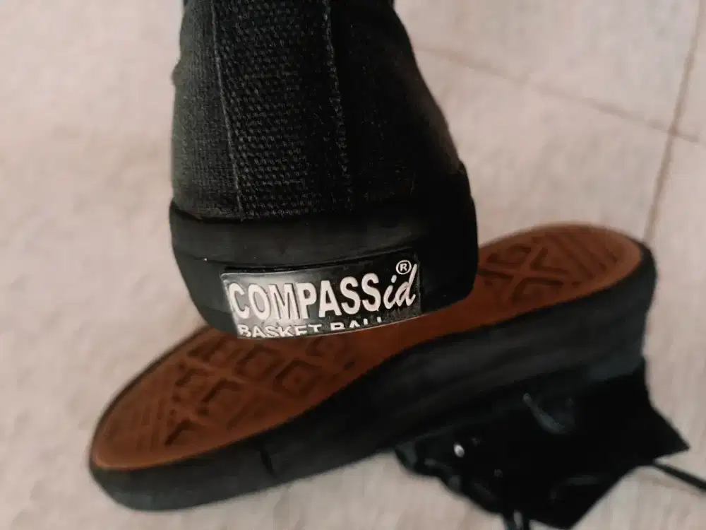 Sepatu hitam size 41 normal