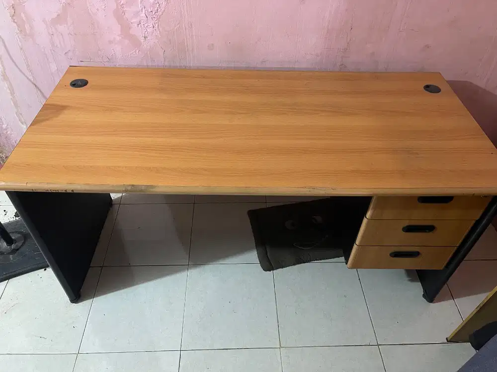 Meja kerja bekas