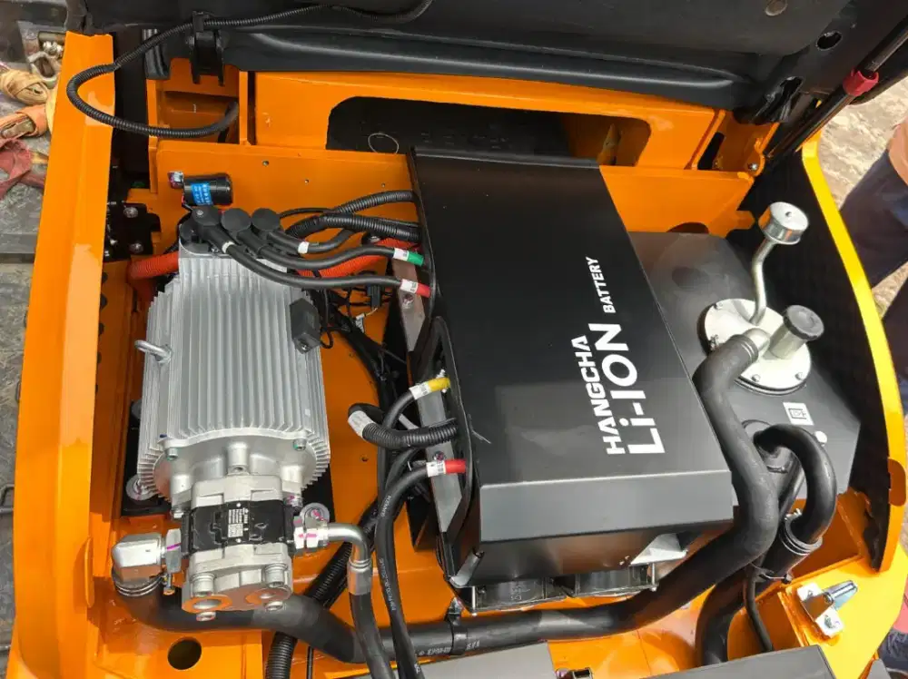 Lithium battery forklift built-in chargee