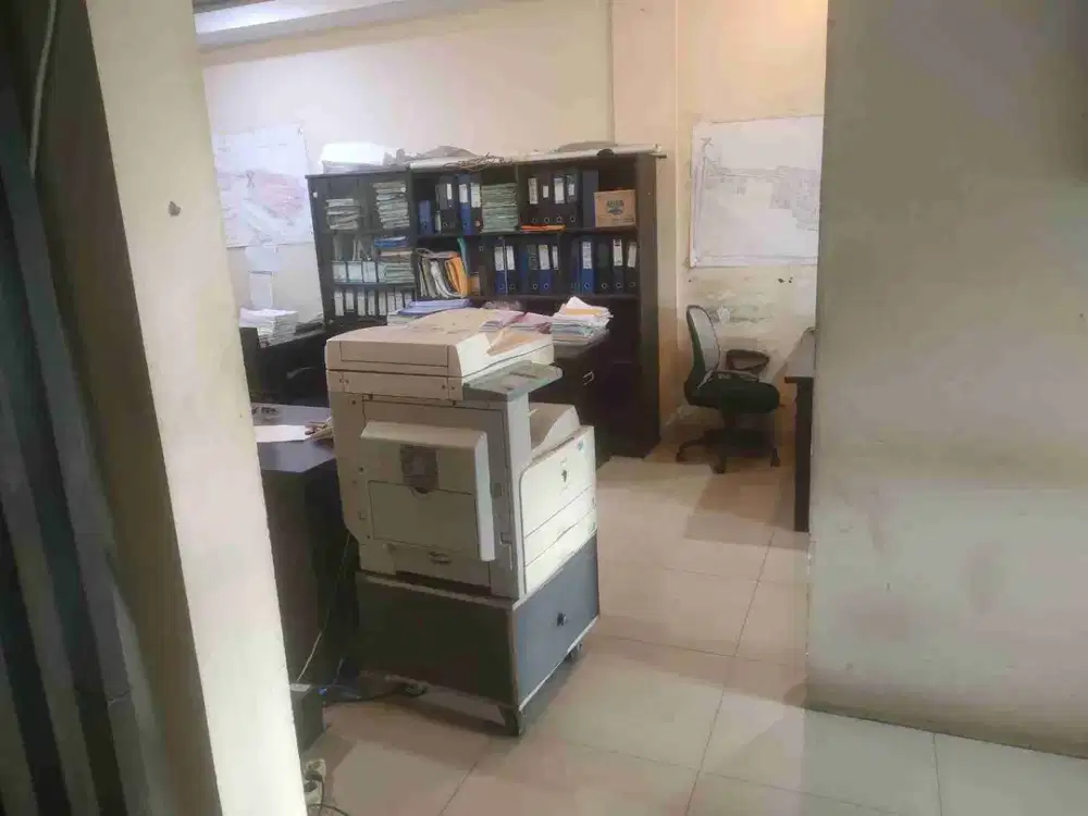 Dijual kantor di graha Cks Lb 94 cm Lt 188 cm 6,000.000.000 harga bisa nego             km 4 ruang tempat kerja di graha Cks di lantai 1 dan lantai basement di lantai 2 ada tersedia ruang meeting boss ada 2, ruang tunggu 1  balcon terbuka ada 2
