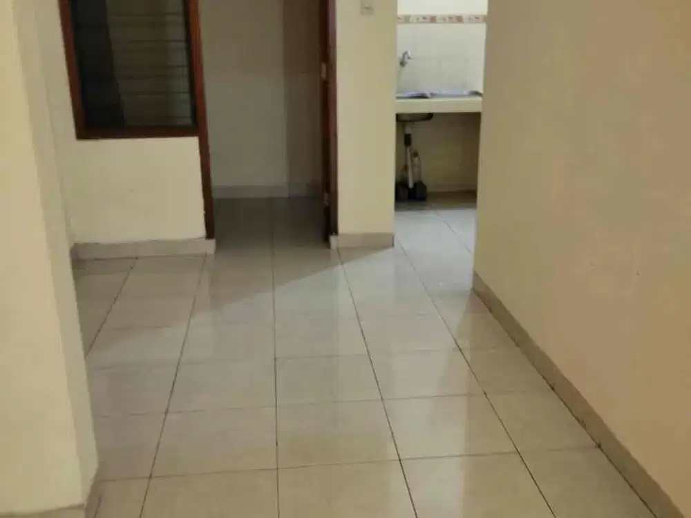 Disewakan / WTR Rumah 2 Lantai di Tanjung Duren Selatan - Jakarta Barat