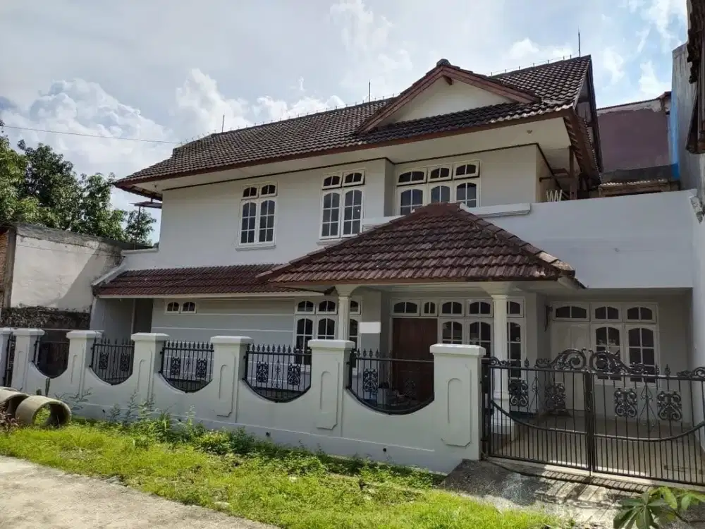 Rumah Tua Billymoon Pondok Kelapa akses 2 mobil Hoek