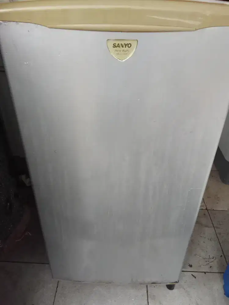 Kulkas merek sanyo normal bagus ori
