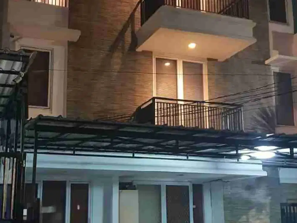 Rumah bagus 3 lantai siap huni di Janur Elok