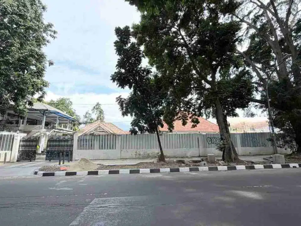 Bangunan komersial harga dibawah pasar dalam 1 lokasi (Restorant gudang apotik) LT 2617 m di pinggir jalan raya di Bogor