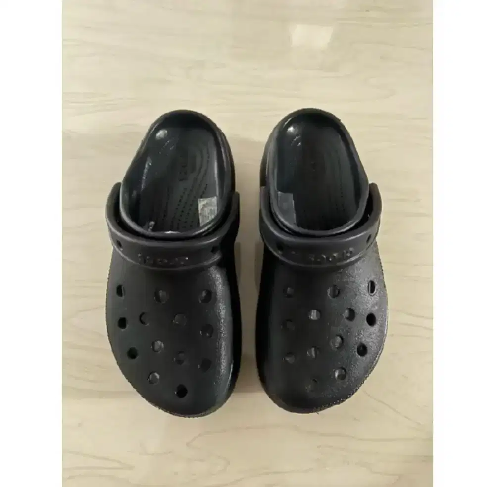 Sandal crocs classic (kualitas premium)