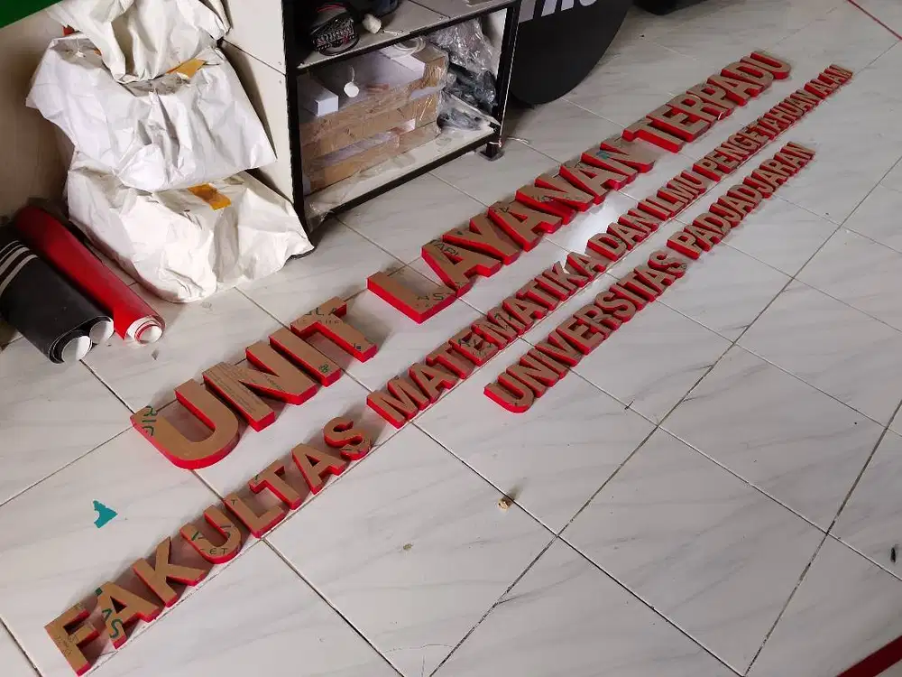 Signage Huruf Timbul Akrilik