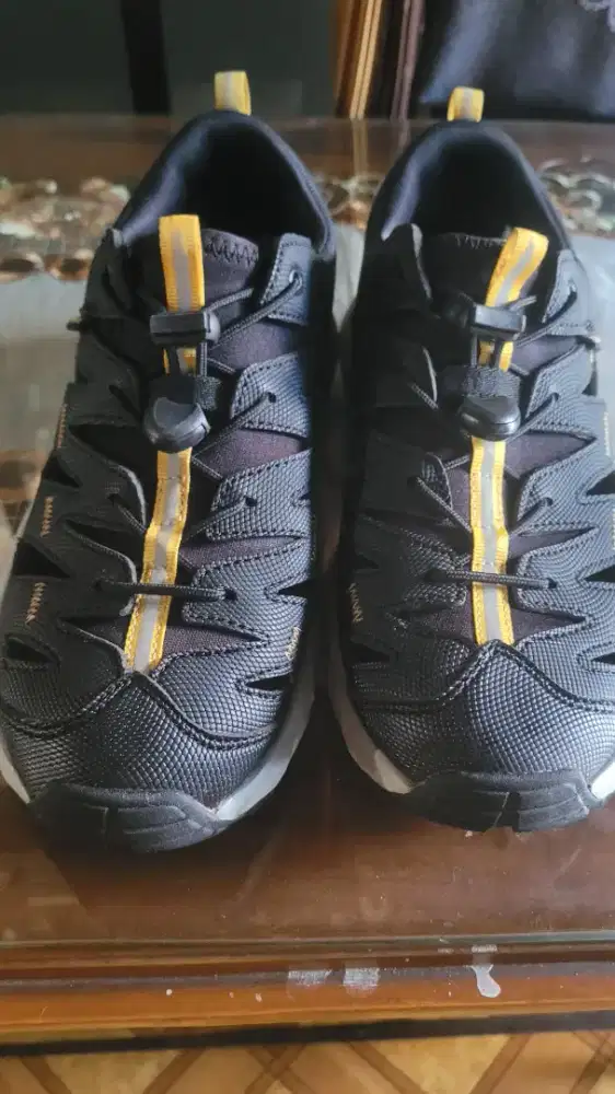 Sepatu sandal petualang