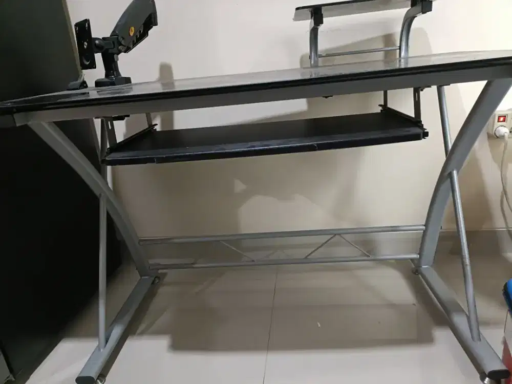 Meja kerja dan komputer INFORMA
