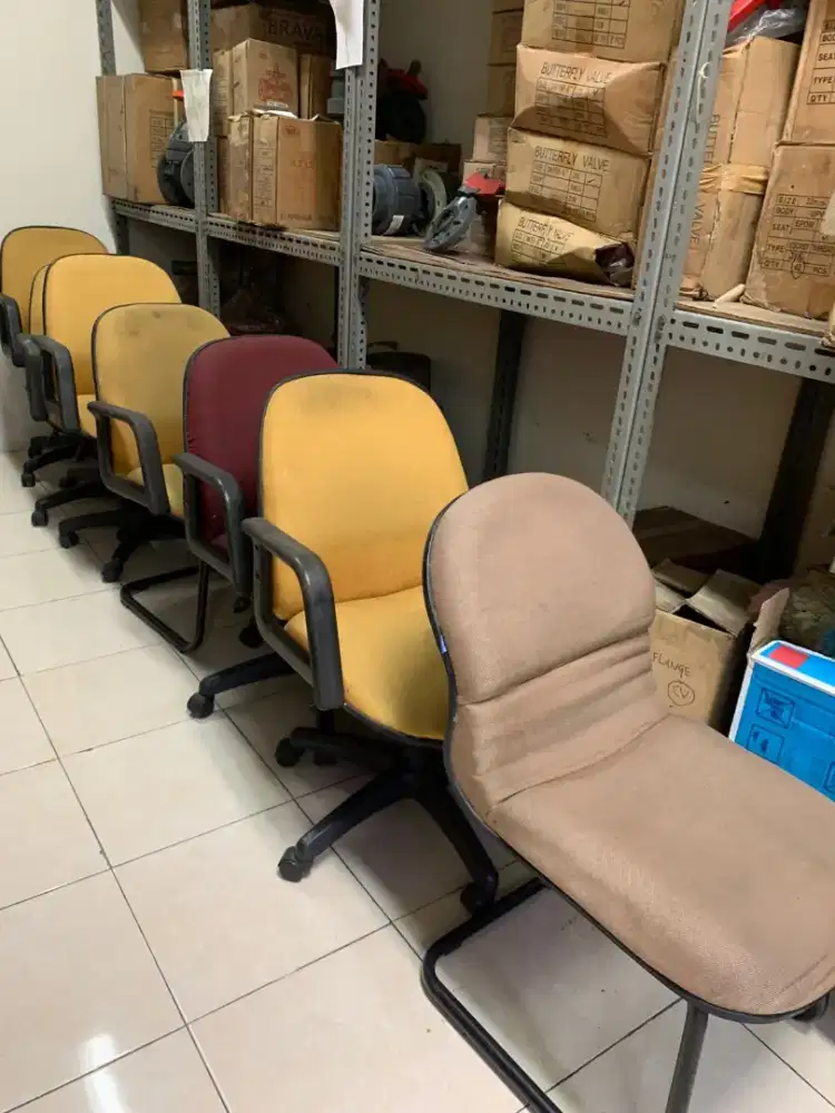 Jual cepat dan murah borongan kursi kantor.7 pcs