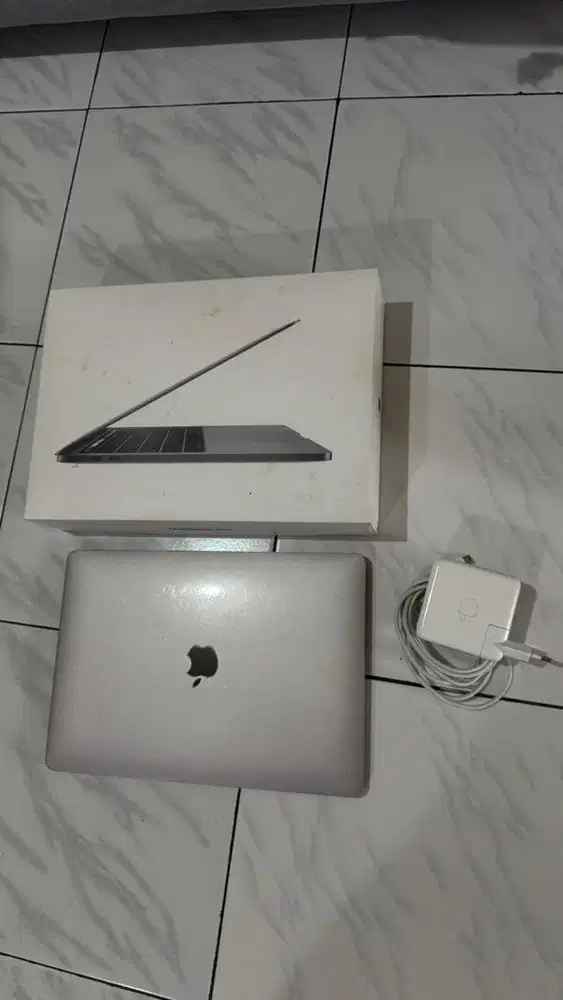 Macbook Pro 13 Touch bar 2017 Ram 16/512GB intel i5 mulus