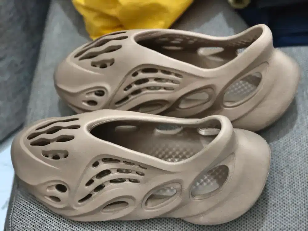 Yeezy foam runner clay eur 42 with box