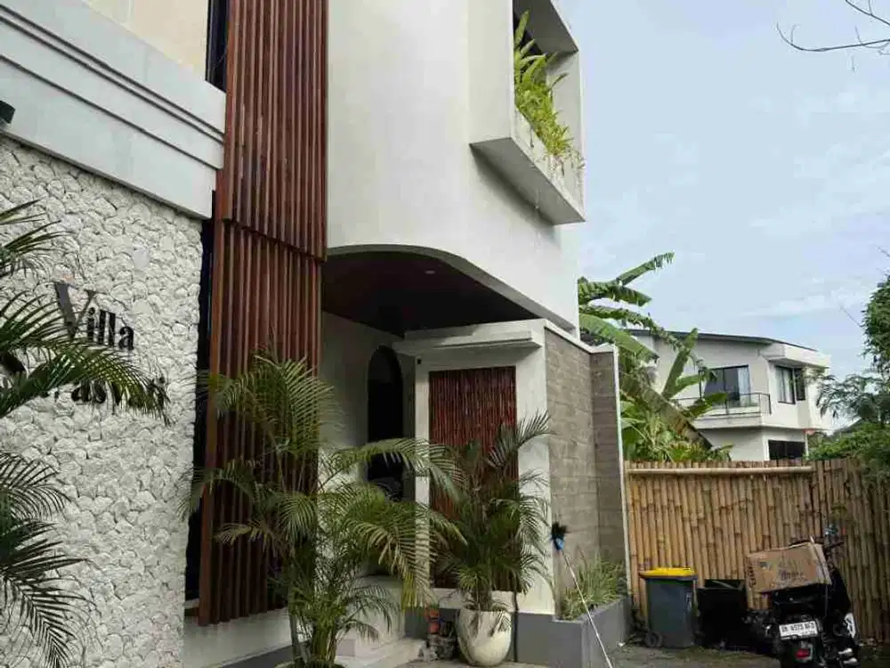 VILLA LANTAI II TUMBAKBYUH DEKAT KE PANTAI OERERENAN DAN CANGGU