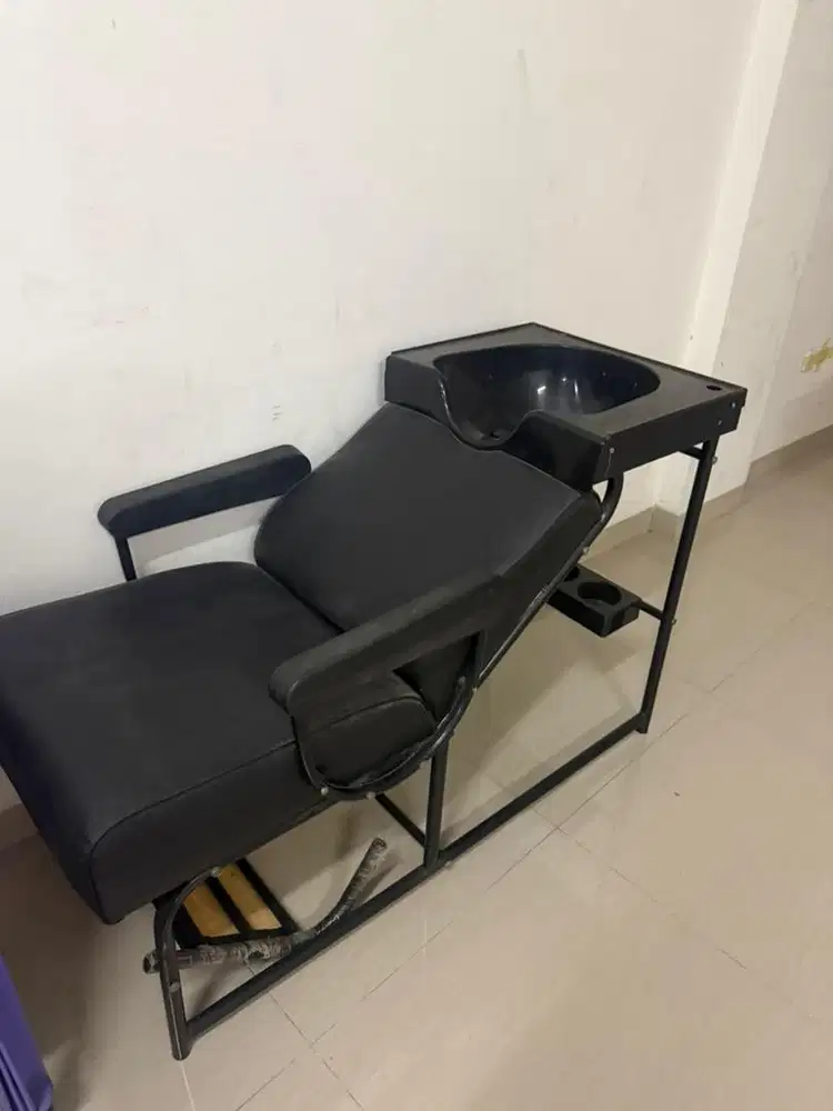 Kursi keramas salon rangka besi