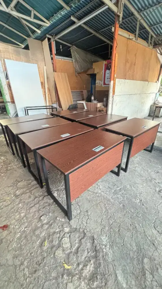 Meja modesty modern